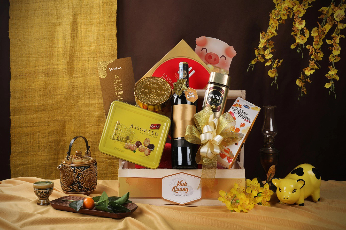 Giỏ quà Tết gồm bánh, kẹo, trà, rượu… được nhiều người yêu thích Giỏ quà Tết gồm bánh, kẹo, trà, rượu… được nhiều người yêu thích